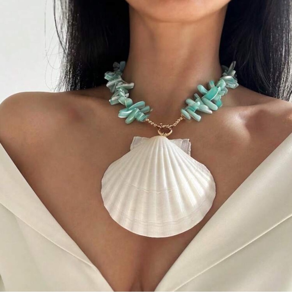 Elegant Shell Pendant Necklace
